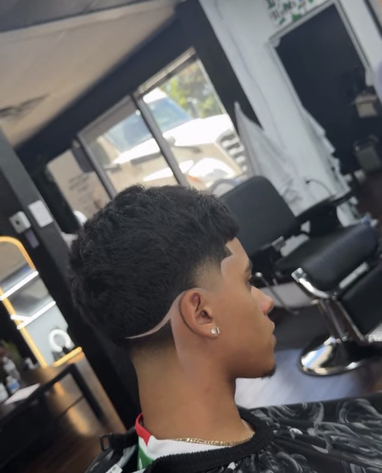 Wavy blowout taper with razor line up