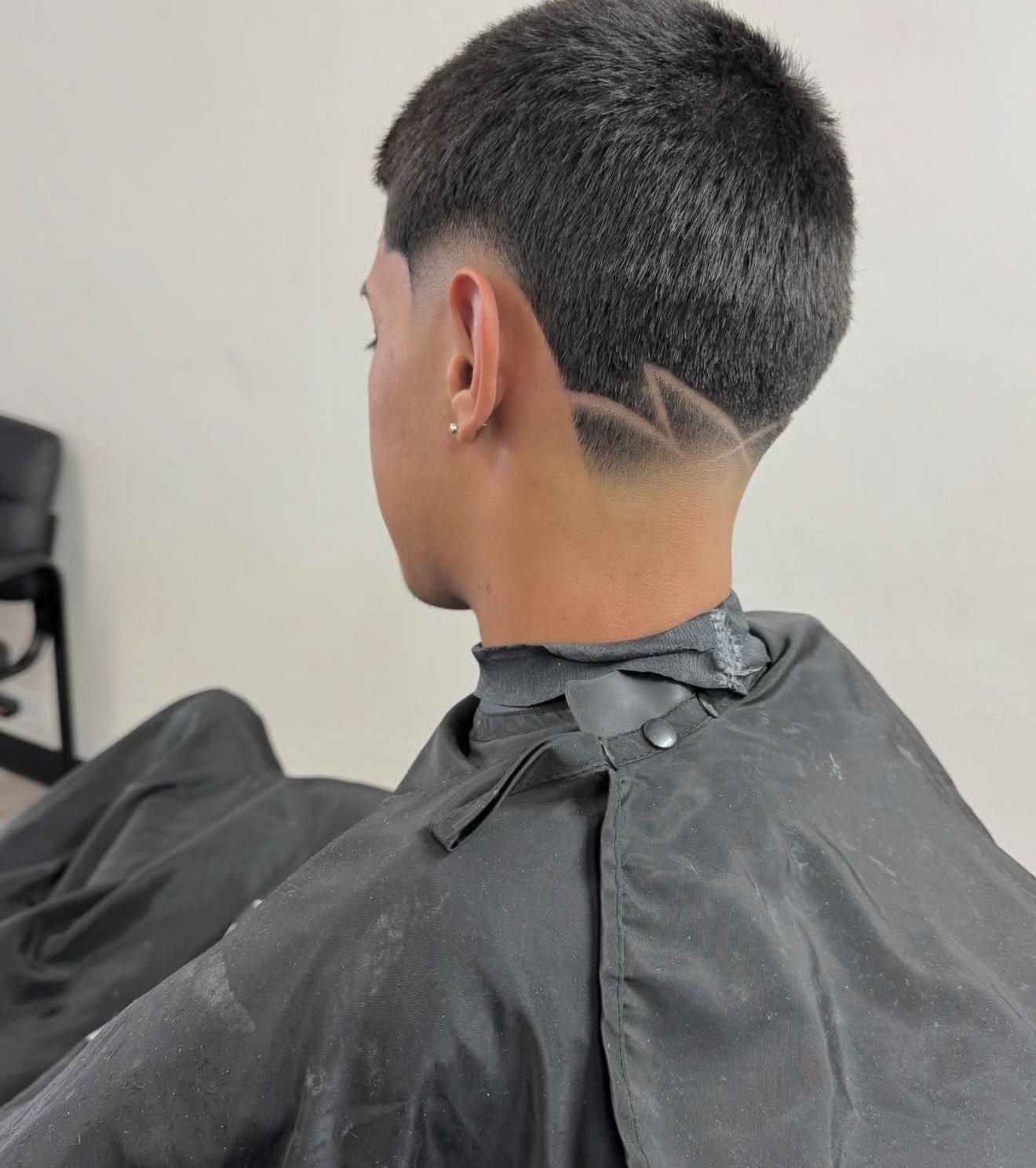Short buzz taper with freestyle line design